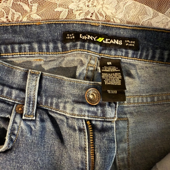 Women’s DKNY jeans - Picture 2 of 5